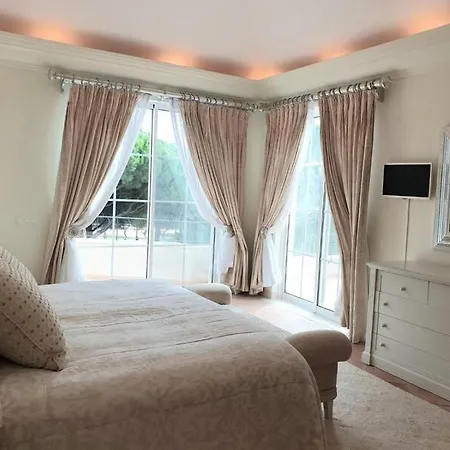 Villa Sleeps 8 Pool Air Con T455974 *